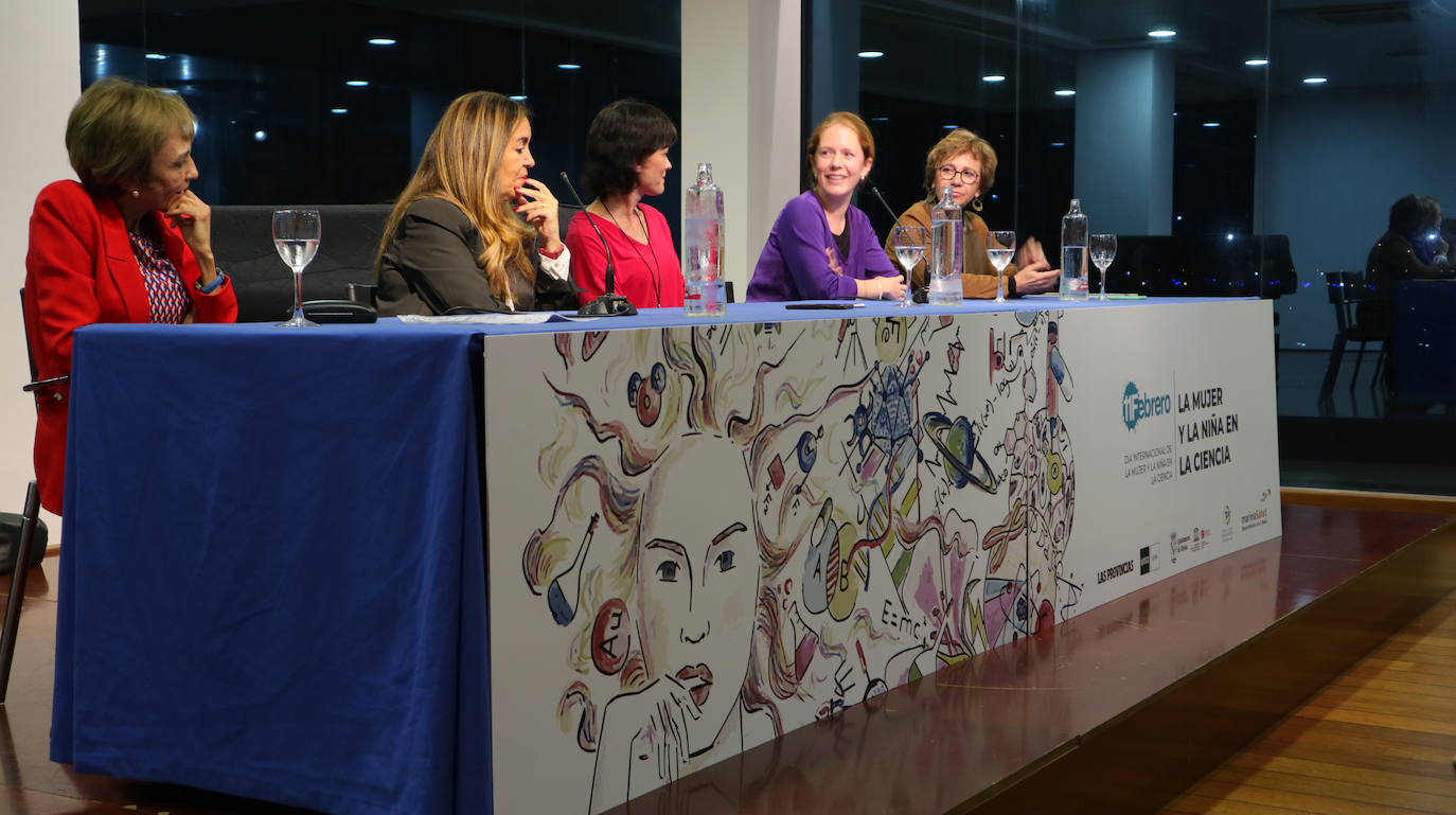 Las expertas Consuelo Guerri, Fátima Martínez, Corpus Gómez Calderón, Marta Ruipérez y Patricia Martín debaten en Dénia sobre la situación actual de las vocaciones científicas en un foro organizado por LAS PROVINCIAS.