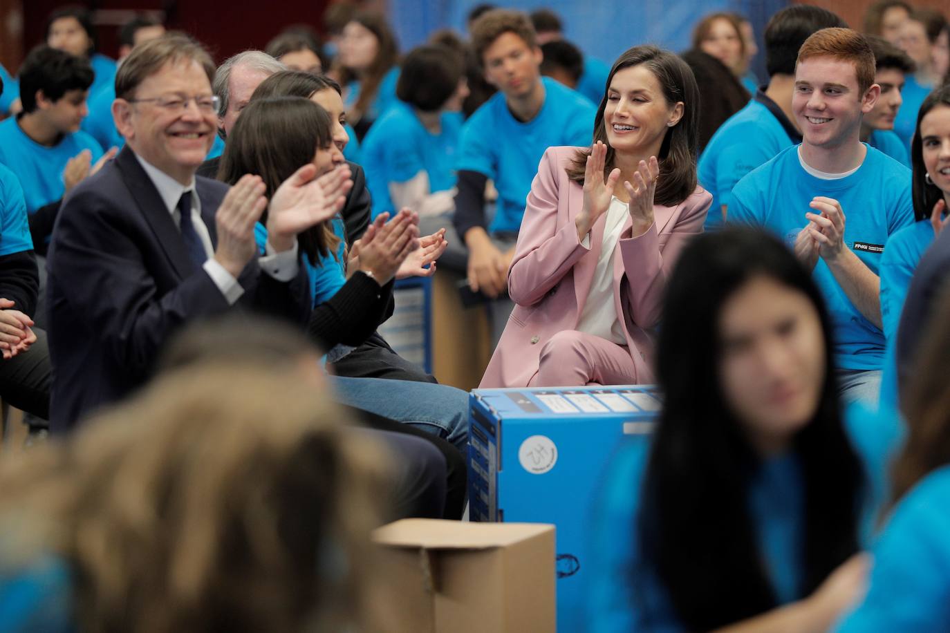 La Reina Letizia ha presidido este miércoles en la Universidad Politécnica de Valencia (UPV) el premio de la Fundación Princesa de Girona a la investigación. Antes de acudir al libramiento del premio, Doña Letizia ha asistido a la presentación del reto emprendedor por parte de equipos en los que han participado alrededor de 300 estudiantes de la universidad. 