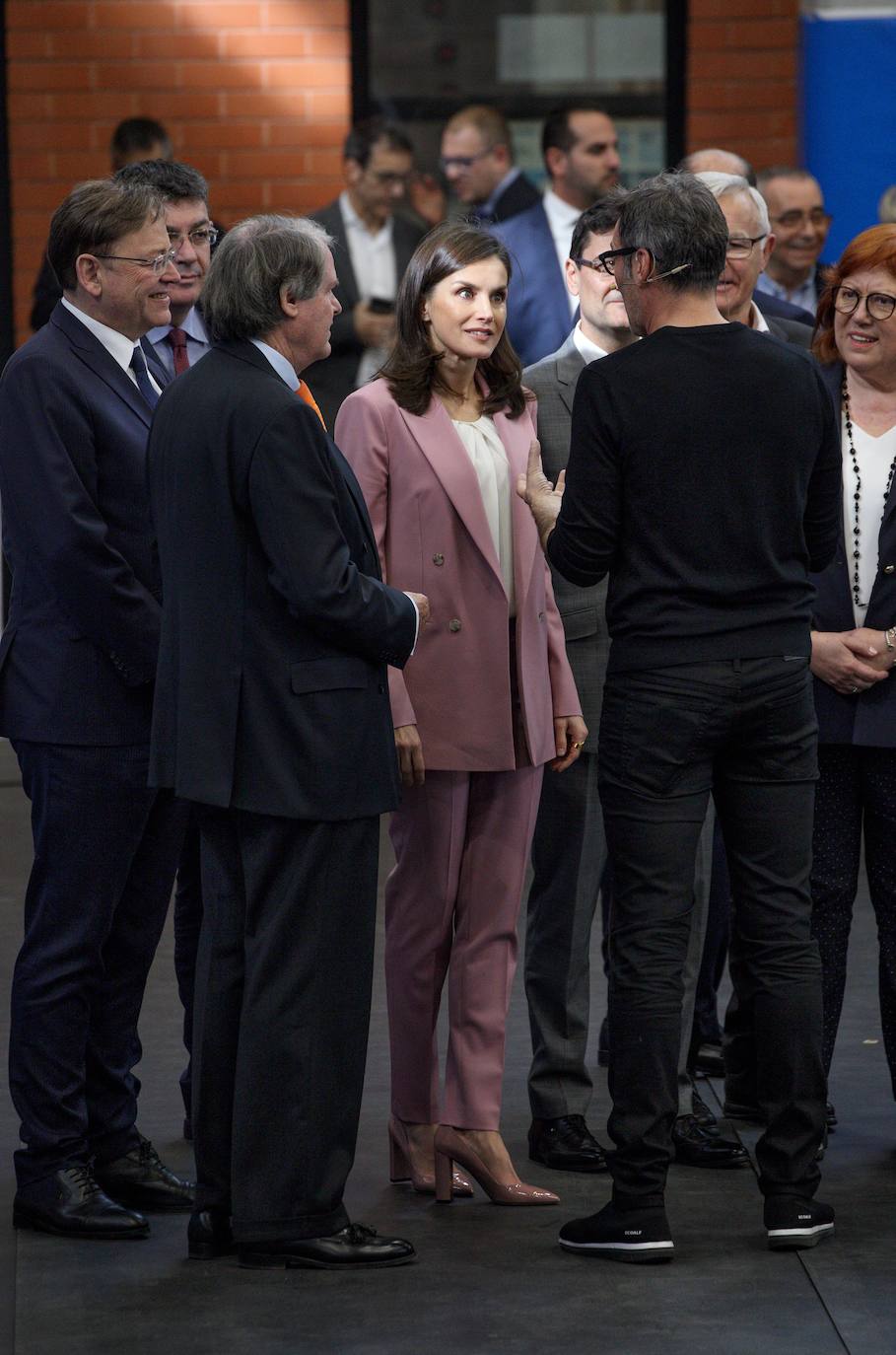 La Reina Letizia ha presidido este miércoles en la Universidad Politécnica de Valencia (UPV) el premio de la Fundación Princesa de Girona a la investigación. Antes de acudir al libramiento del premio, Doña Letizia ha asistido a la presentación del reto emprendedor por parte de equipos en los que han participado alrededor de 300 estudiantes de la universidad. 