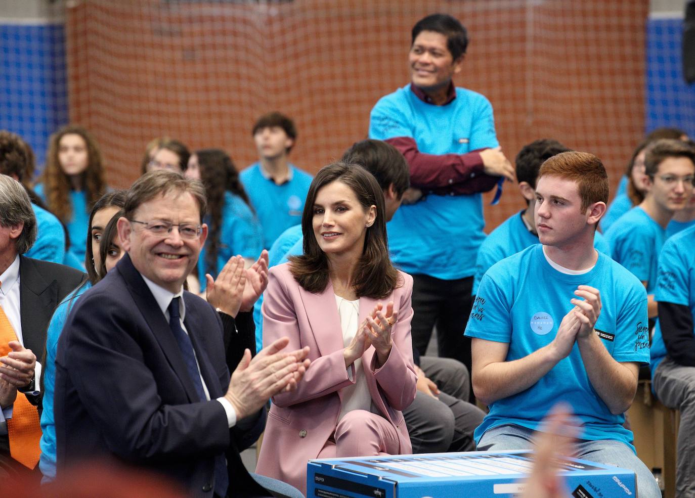 La Reina Letizia ha presidido este miércoles en la Universidad Politécnica de Valencia (UPV) el premio de la Fundación Princesa de Girona a la investigación. Antes de acudir al libramiento del premio, Doña Letizia ha asistido a la presentación del reto emprendedor por parte de equipos en los que han participado alrededor de 300 estudiantes de la universidad. 