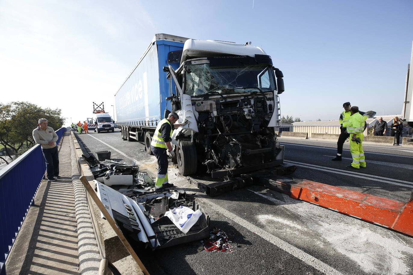 El choque ha tenido lugar en la mañana de este jueves en el kilómetro uno de la N-220 y ha ocasionado hasta dos kilómetros de atasco en dirección hacia el aeropuerto.