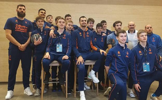 El Valencia Basket arropa a su equipo infantil.