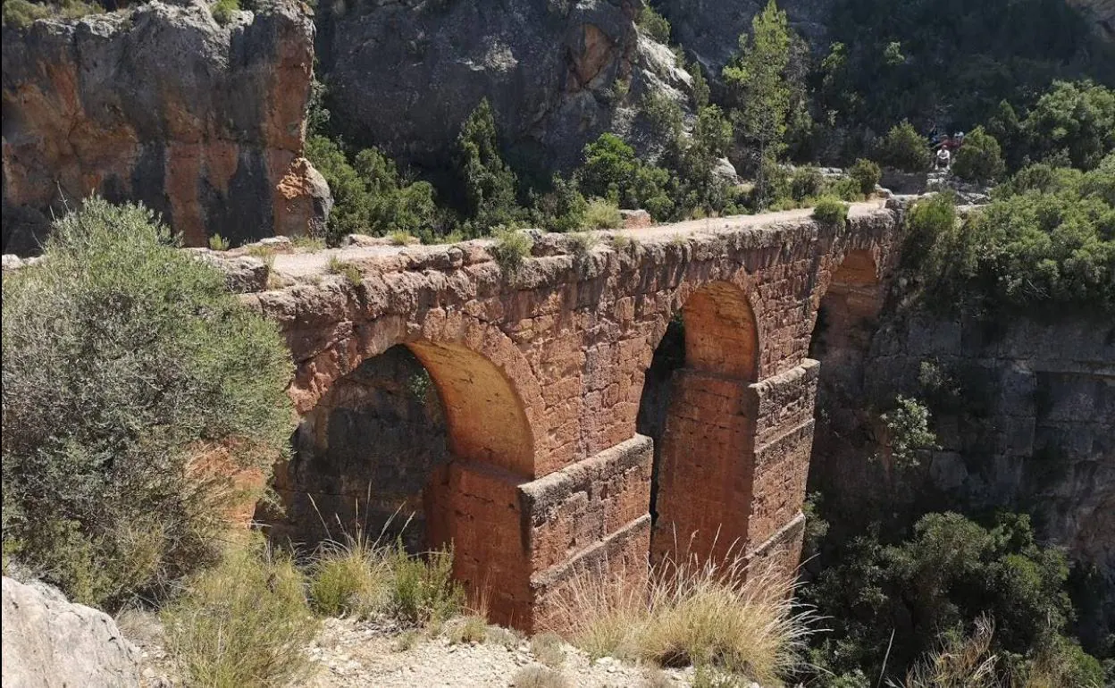 El acueducto romano que según Martí tuvo su origen en Tuéjar, a su paso por la localidad de Manises. 