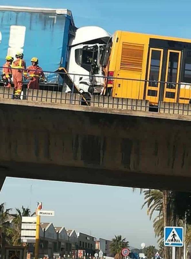 El choque ha tenido lugar en la mañana de este jueves en el kilómetro uno de la N-220 y ha ocasionado hasta dos kilómetros de atasco en dirección hacia el aeropuerto.