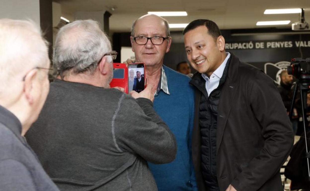 Anil Murthy, con un aficionado en la Agrupación de Peñas.