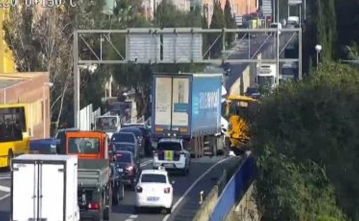 Imagen captada por las cámaras de la DGT donde se aprecia el choque entre el camión y el autobús. 