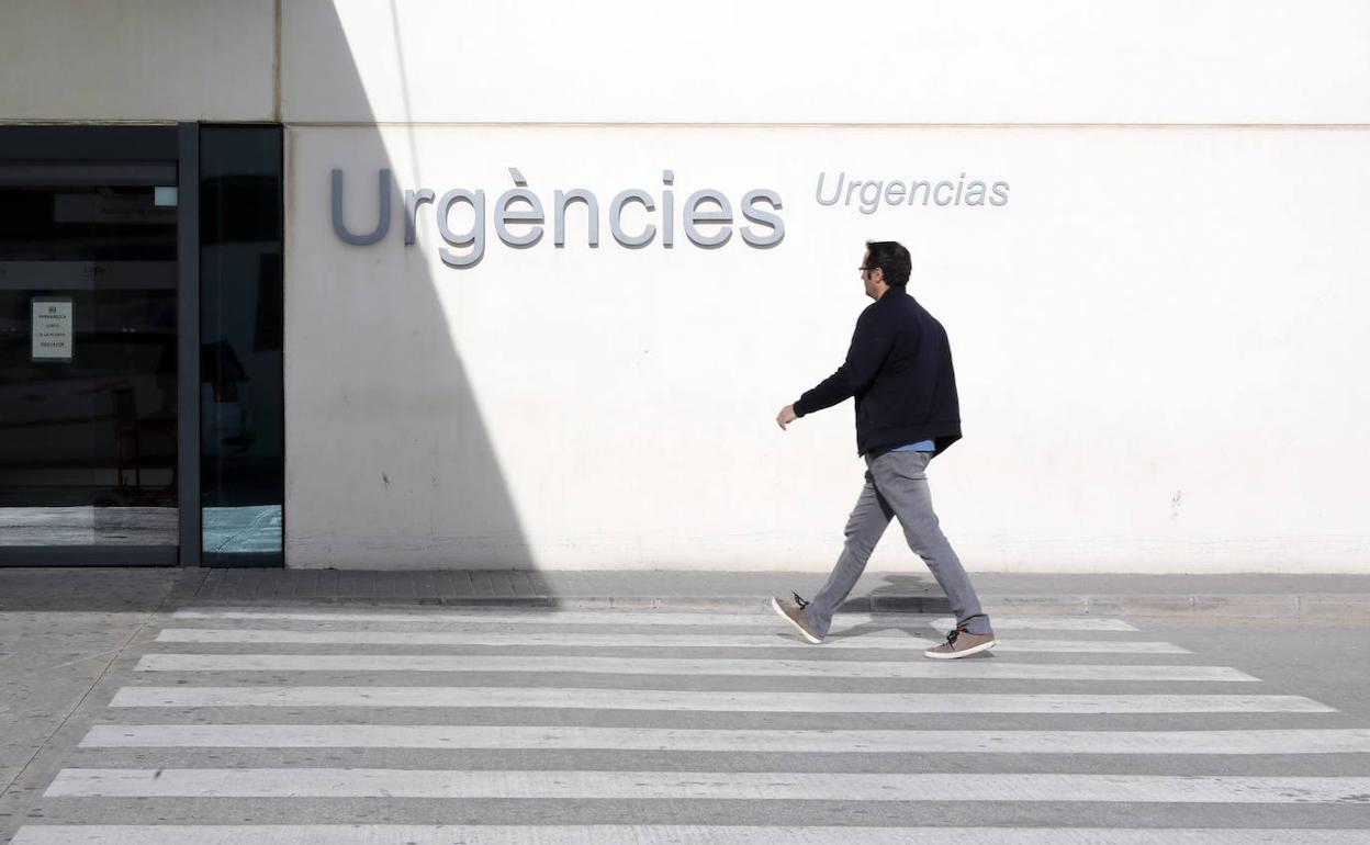Un usuario camina hacia el servicio de Urgencias del Hospital La Fe