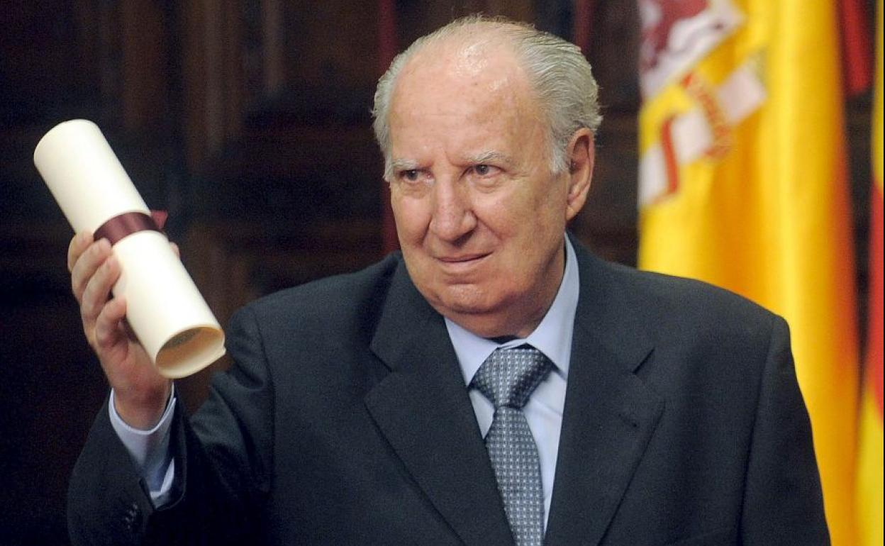 Fotografía de archivo, tomada el 09 de octubre de 2008, del dramaturgo y periodista Juan Alfonso Gil Albors, que ha fallecido en Valencia a los 92 años de edad.