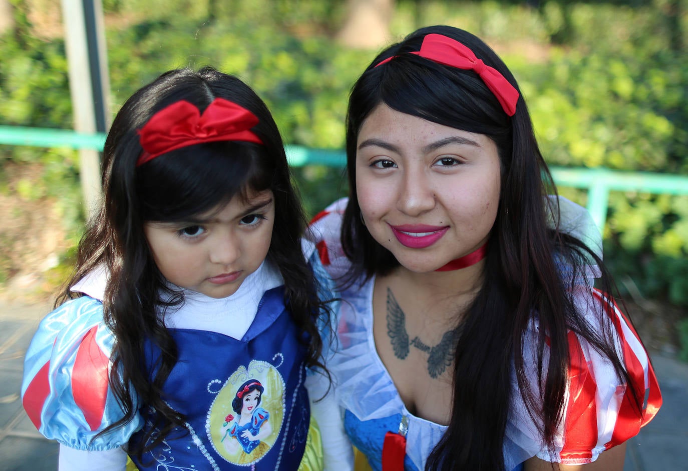 El barrio de Ruzafa, en pleno corazón de Valencia, se ha dejado contagiar de la magia del carnaval para celebrar con vecinos y visitantes una tradición que cumple diez años. Hasta 60 grupos artísticos y colectivos sociales de diferentes países, 17 bandas de música y 30 asociaciones de batucadas han recorrido las calles al ritmo de la música y los bailes. 