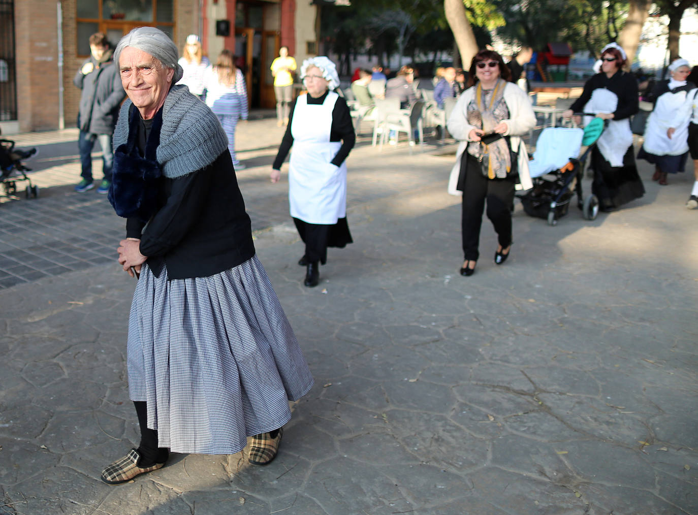 El barrio de Ruzafa, en pleno corazón de Valencia, se ha dejado contagiar de la magia del carnaval para celebrar con vecinos y visitantes una tradición que cumple diez años. Hasta 60 grupos artísticos y colectivos sociales de diferentes países, 17 bandas de música y 30 asociaciones de batucadas han recorrido las calles al ritmo de la música y los bailes. 