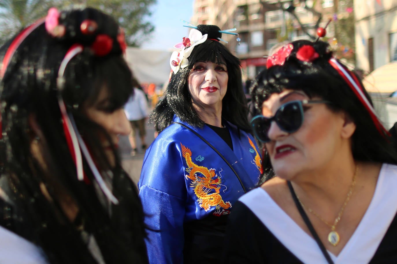 El barrio de Ruzafa, en pleno corazón de Valencia, se ha dejado contagiar de la magia del carnaval para celebrar con vecinos y visitantes una tradición que cumple diez años. Hasta 60 grupos artísticos y colectivos sociales de diferentes países, 17 bandas de música y 30 asociaciones de batucadas han recorrido las calles al ritmo de la música y los bailes. 