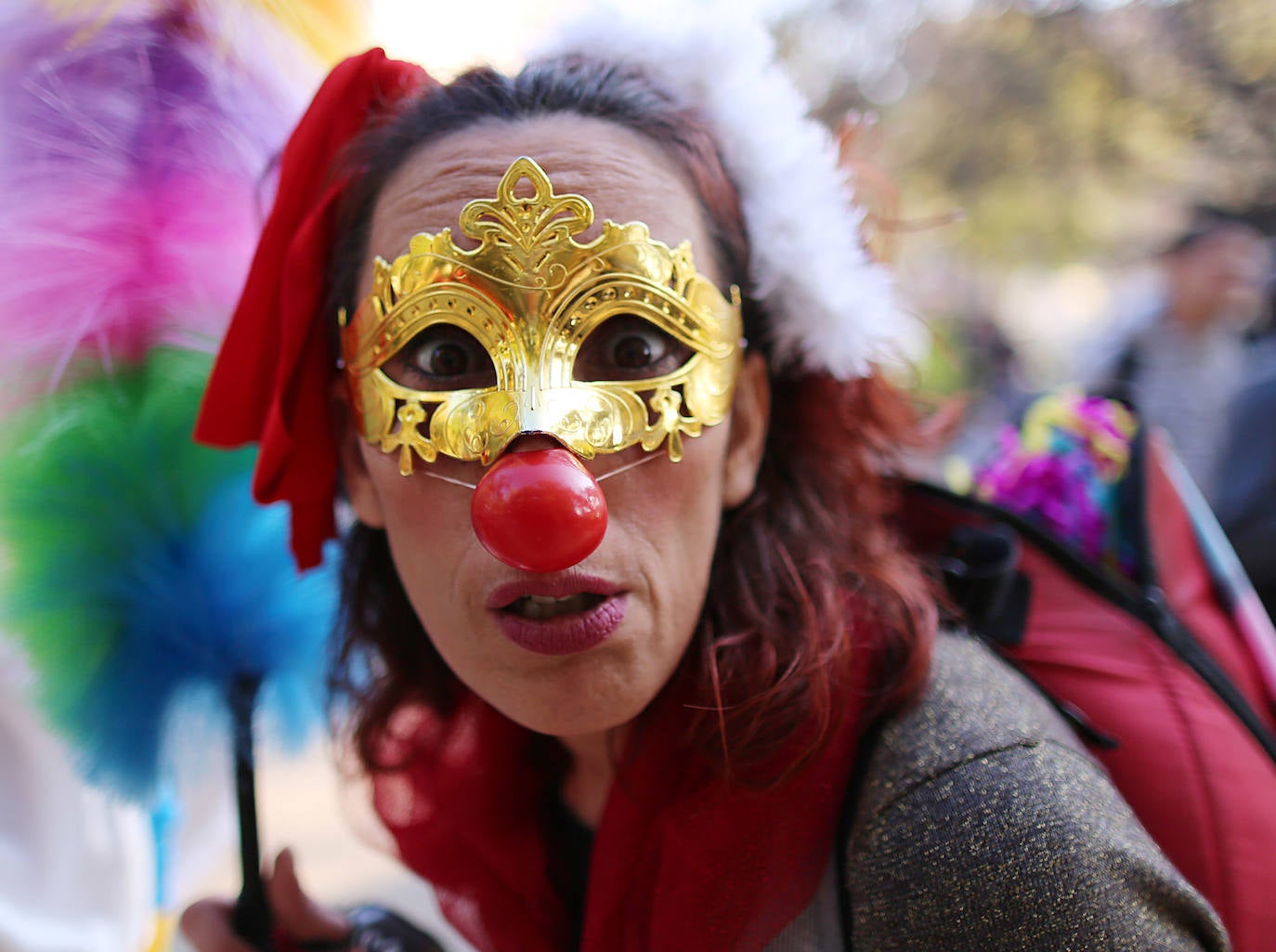 El barrio de Ruzafa, en pleno corazón de Valencia, se ha dejado contagiar de la magia del carnaval para celebrar con vecinos y visitantes una tradición que cumple diez años. Hasta 60 grupos artísticos y colectivos sociales de diferentes países, 17 bandas de música y 30 asociaciones de batucadas han recorrido las calles al ritmo de la música y los bailes. 