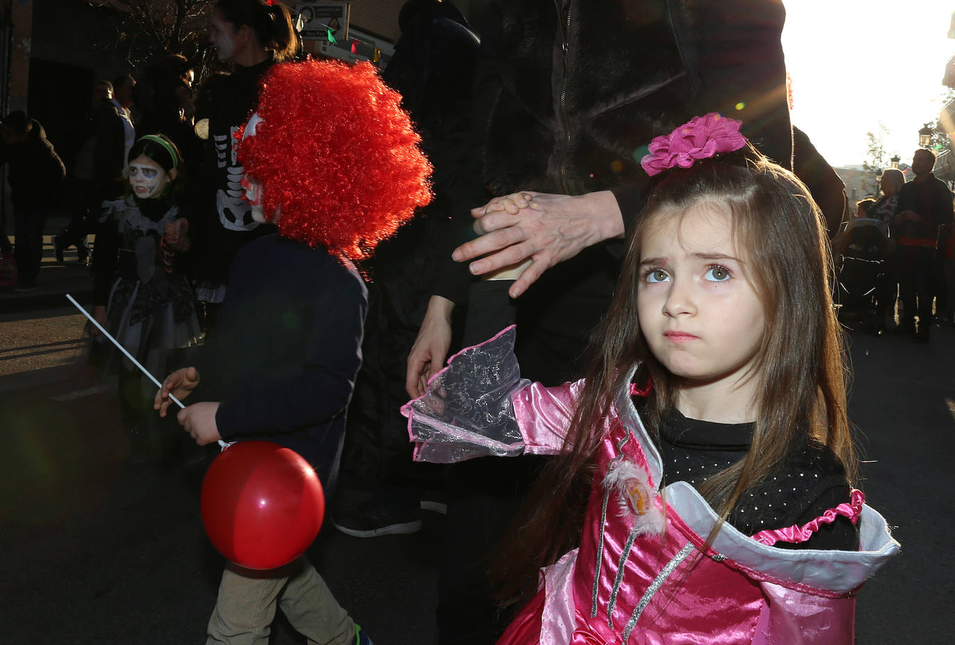 El barrio de Ruzafa, en pleno corazón de Valencia, se ha dejado contagiar de la magia del carnaval para celebrar con vecinos y visitantes una tradición que cumple diez años. Hasta 60 grupos artísticos y colectivos sociales de diferentes países, 17 bandas de música y 30 asociaciones de batucadas han recorrido las calles al ritmo de la música y los bailes. 