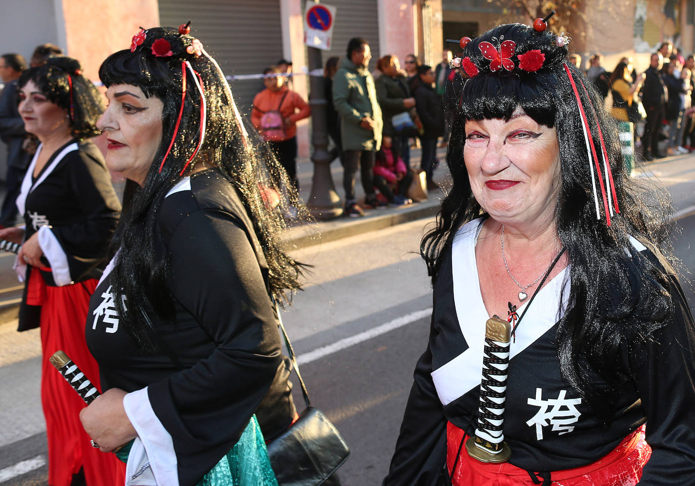 El barrio de Ruzafa, en pleno corazón de Valencia, se ha dejado contagiar de la magia del carnaval para celebrar con vecinos y visitantes una tradición que cumple diez años. Hasta 60 grupos artísticos y colectivos sociales de diferentes países, 17 bandas de música y 30 asociaciones de batucadas han recorrido las calles al ritmo de la música y los bailes. 