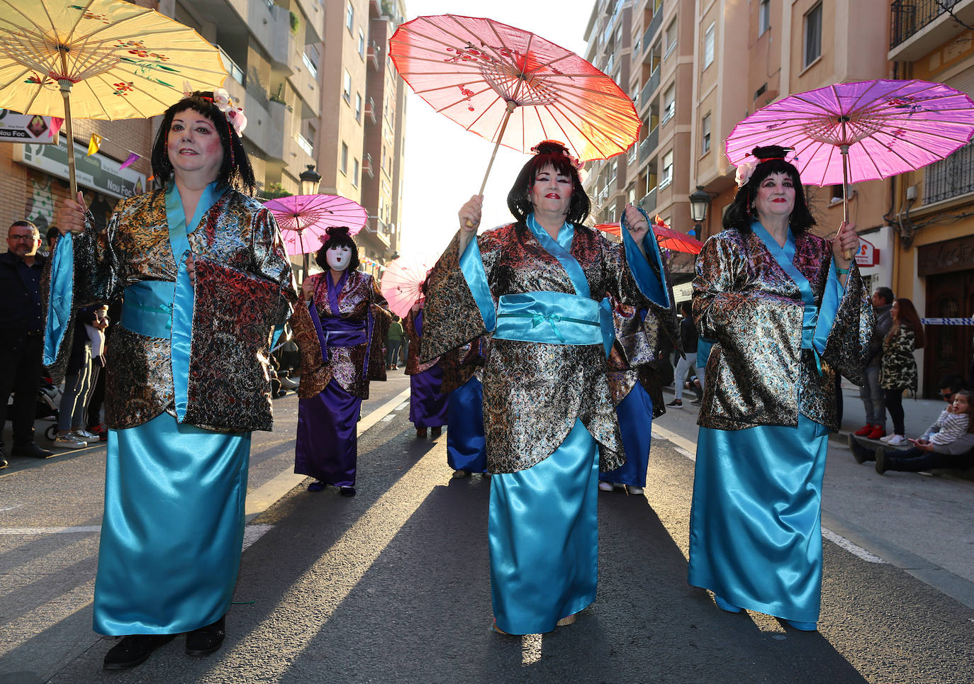 El barrio de Ruzafa, en pleno corazón de Valencia, se ha dejado contagiar de la magia del carnaval para celebrar con vecinos y visitantes una tradición que cumple diez años. Hasta 60 grupos artísticos y colectivos sociales de diferentes países, 17 bandas de música y 30 asociaciones de batucadas han recorrido las calles al ritmo de la música y los bailes. 