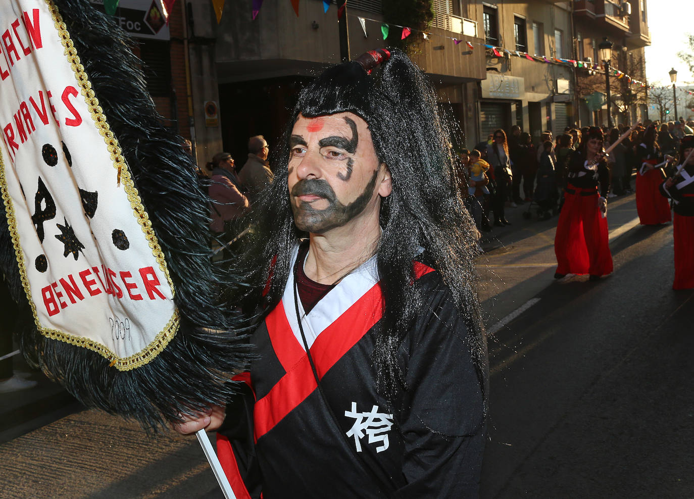 El barrio de Ruzafa, en pleno corazón de Valencia, se ha dejado contagiar de la magia del carnaval para celebrar con vecinos y visitantes una tradición que cumple diez años. Hasta 60 grupos artísticos y colectivos sociales de diferentes países, 17 bandas de música y 30 asociaciones de batucadas han recorrido las calles al ritmo de la música y los bailes. 