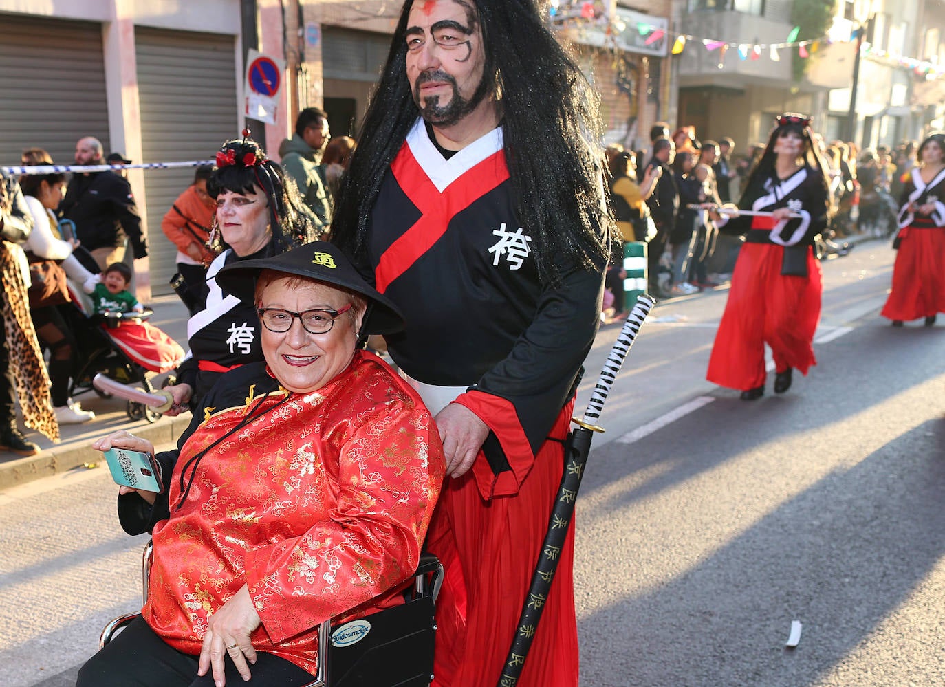 El barrio de Ruzafa, en pleno corazón de Valencia, se ha dejado contagiar de la magia del carnaval para celebrar con vecinos y visitantes una tradición que cumple diez años. Hasta 60 grupos artísticos y colectivos sociales de diferentes países, 17 bandas de música y 30 asociaciones de batucadas han recorrido las calles al ritmo de la música y los bailes. 