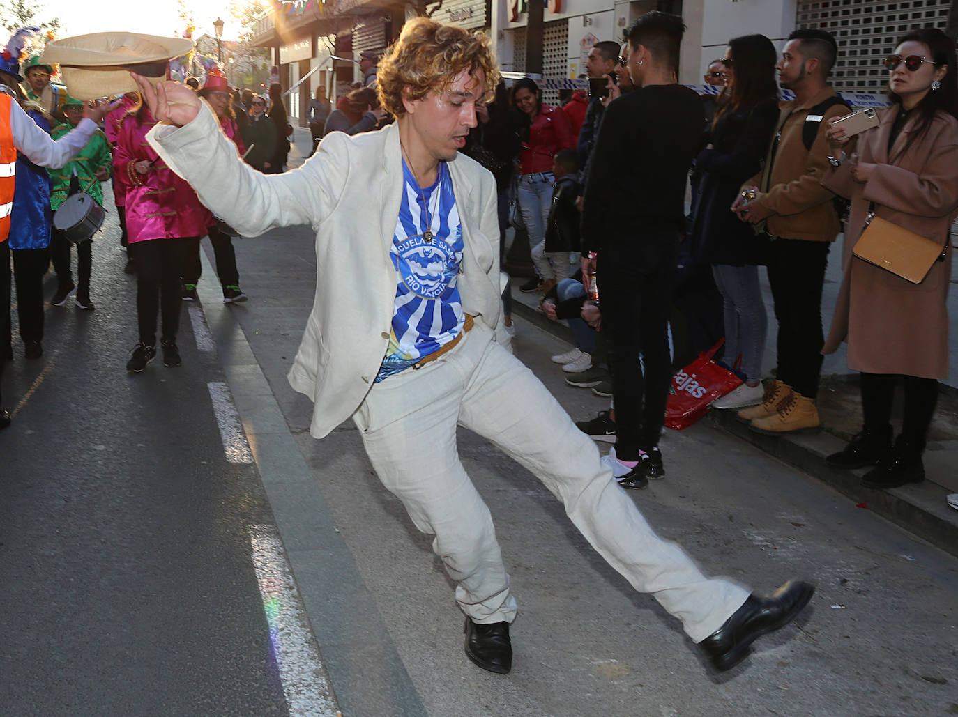 El barrio de Ruzafa, en pleno corazón de Valencia, se ha dejado contagiar de la magia del carnaval para celebrar con vecinos y visitantes una tradición que cumple diez años. Hasta 60 grupos artísticos y colectivos sociales de diferentes países, 17 bandas de música y 30 asociaciones de batucadas han recorrido las calles al ritmo de la música y los bailes. 