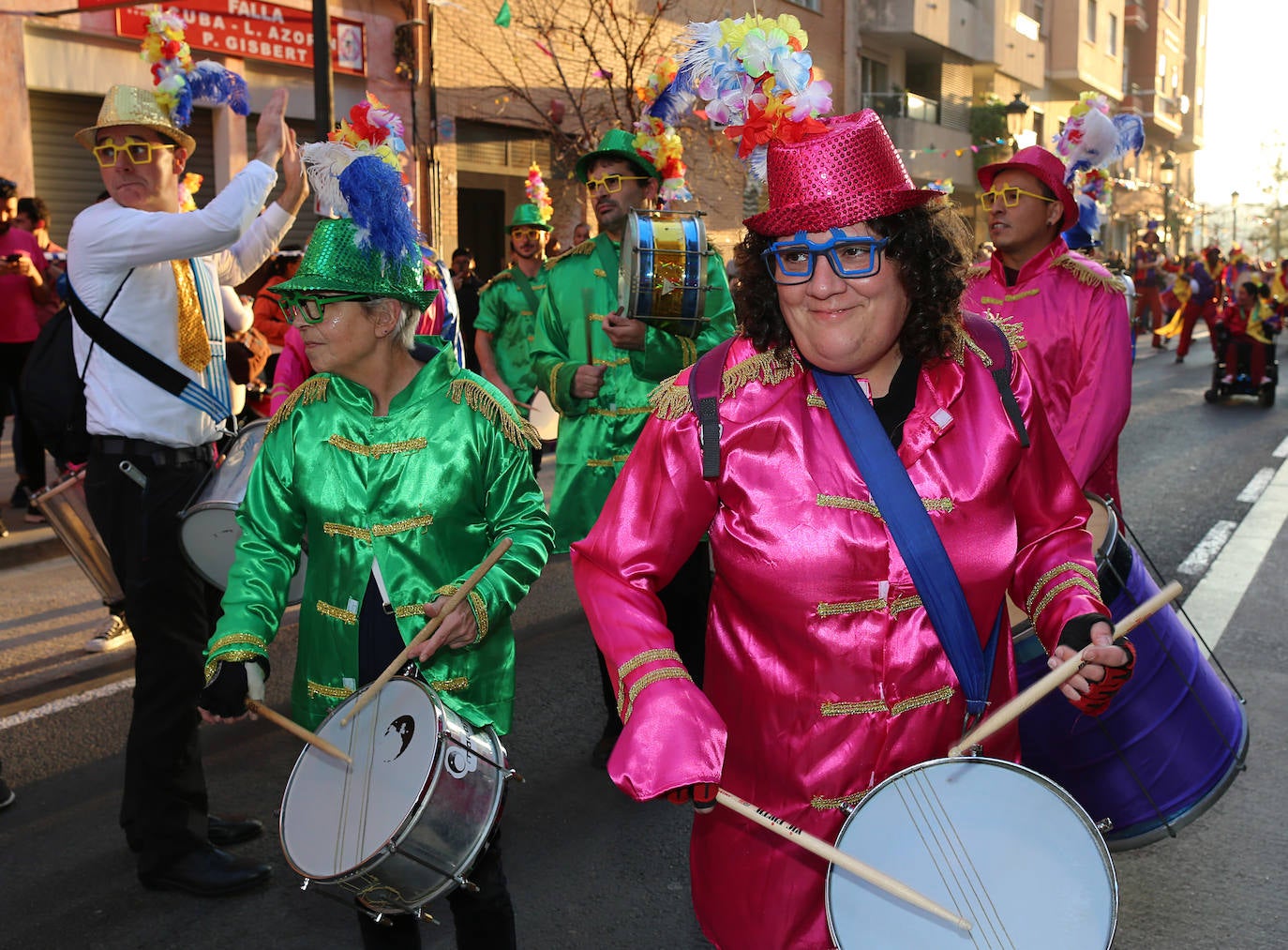 El barrio de Ruzafa, en pleno corazón de Valencia, se ha dejado contagiar de la magia del carnaval para celebrar con vecinos y visitantes una tradición que cumple diez años. Hasta 60 grupos artísticos y colectivos sociales de diferentes países, 17 bandas de música y 30 asociaciones de batucadas han recorrido las calles al ritmo de la música y los bailes. 