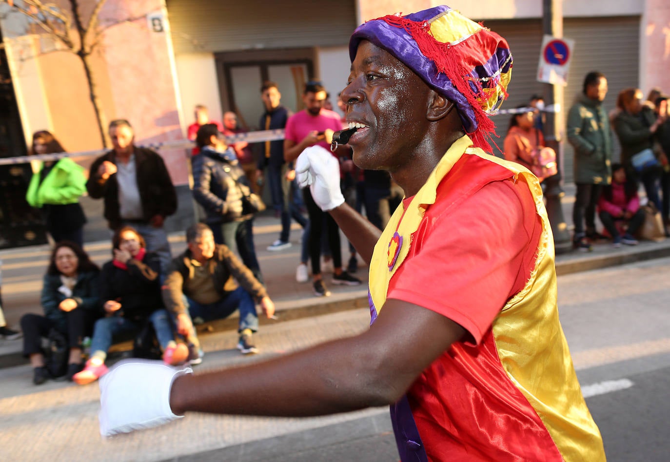 El barrio de Ruzafa, en pleno corazón de Valencia, se ha dejado contagiar de la magia del carnaval para celebrar con vecinos y visitantes una tradición que cumple diez años. Hasta 60 grupos artísticos y colectivos sociales de diferentes países, 17 bandas de música y 30 asociaciones de batucadas han recorrido las calles al ritmo de la música y los bailes. 
