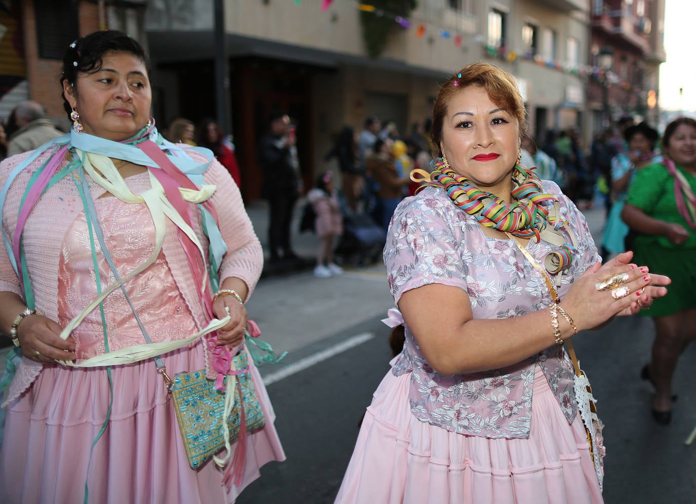 El barrio de Ruzafa, en pleno corazón de Valencia, se ha dejado contagiar de la magia del carnaval para celebrar con vecinos y visitantes una tradición que cumple diez años. Hasta 60 grupos artísticos y colectivos sociales de diferentes países, 17 bandas de música y 30 asociaciones de batucadas han recorrido las calles al ritmo de la música y los bailes. 