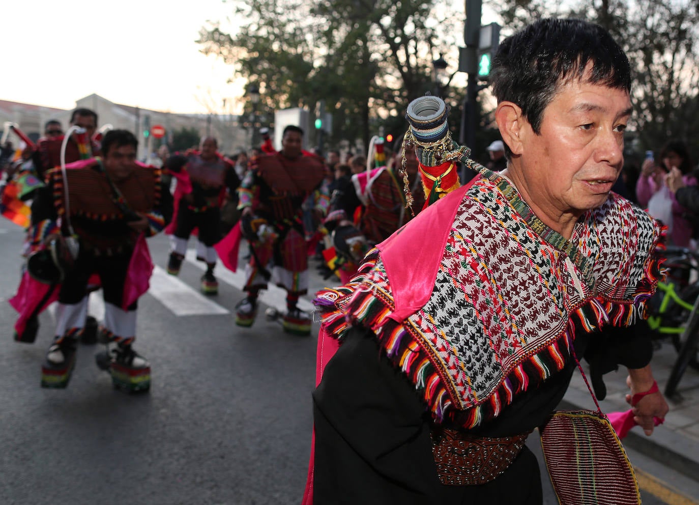 El barrio de Ruzafa, en pleno corazón de Valencia, se ha dejado contagiar de la magia del carnaval para celebrar con vecinos y visitantes una tradición que cumple diez años. Hasta 60 grupos artísticos y colectivos sociales de diferentes países, 17 bandas de música y 30 asociaciones de batucadas han recorrido las calles al ritmo de la música y los bailes. 