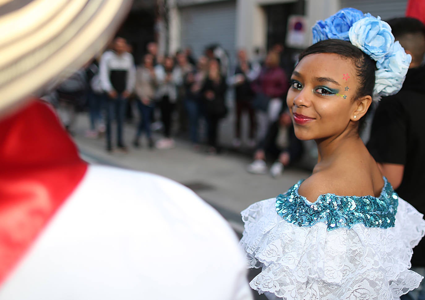El barrio de Ruzafa, en pleno corazón de Valencia, se ha dejado contagiar de la magia del carnaval para celebrar con vecinos y visitantes una tradición que cumple diez años. Hasta 60 grupos artísticos y colectivos sociales de diferentes países, 17 bandas de música y 30 asociaciones de batucadas han recorrido las calles al ritmo de la música y los bailes. 