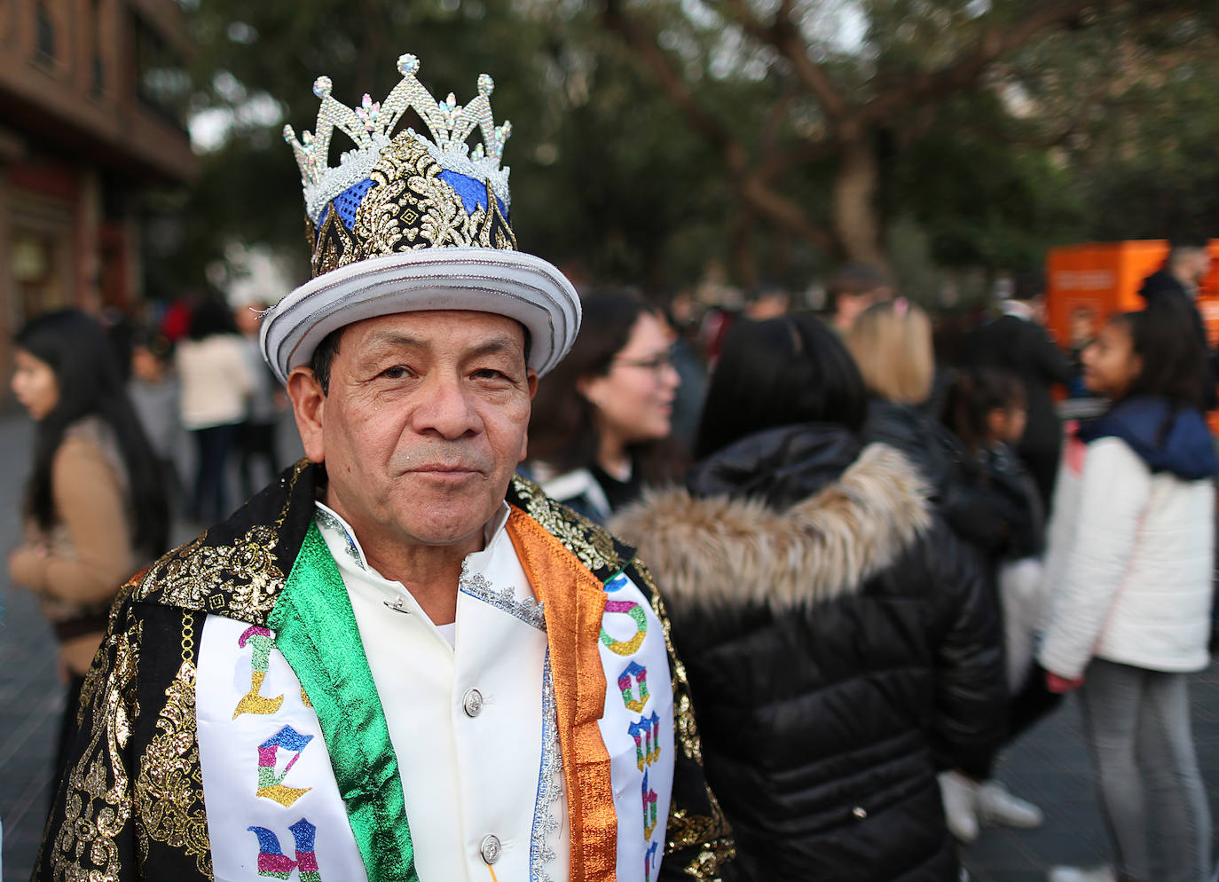 El barrio de Ruzafa, en pleno corazón de Valencia, se ha dejado contagiar de la magia del carnaval para celebrar con vecinos y visitantes una tradición que cumple diez años. Hasta 60 grupos artísticos y colectivos sociales de diferentes países, 17 bandas de música y 30 asociaciones de batucadas han recorrido las calles al ritmo de la música y los bailes. 