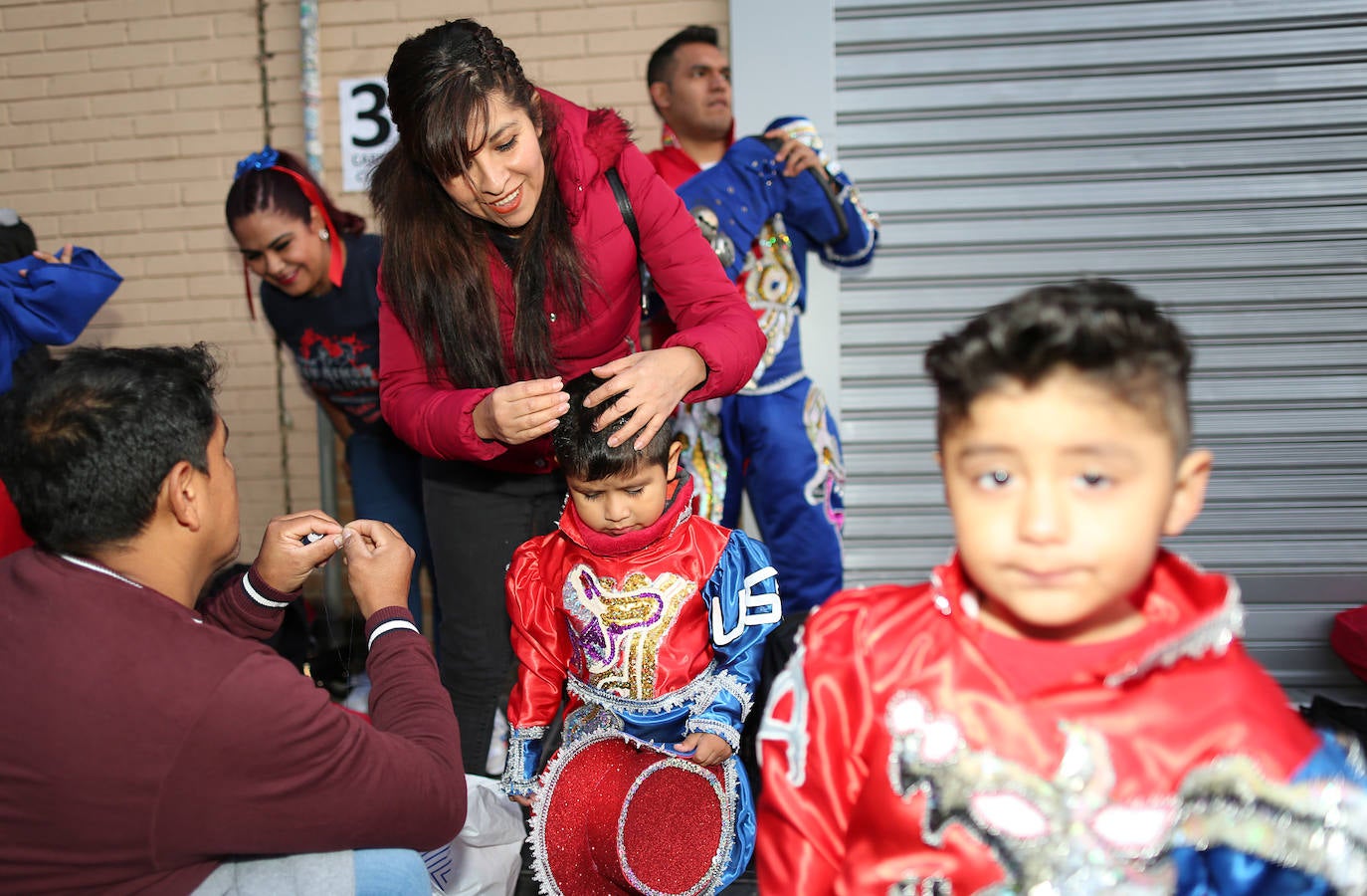 El barrio de Ruzafa, en pleno corazón de Valencia, se ha dejado contagiar de la magia del carnaval para celebrar con vecinos y visitantes una tradición que cumple diez años. Hasta 60 grupos artísticos y colectivos sociales de diferentes países, 17 bandas de música y 30 asociaciones de batucadas han recorrido las calles al ritmo de la música y los bailes. 