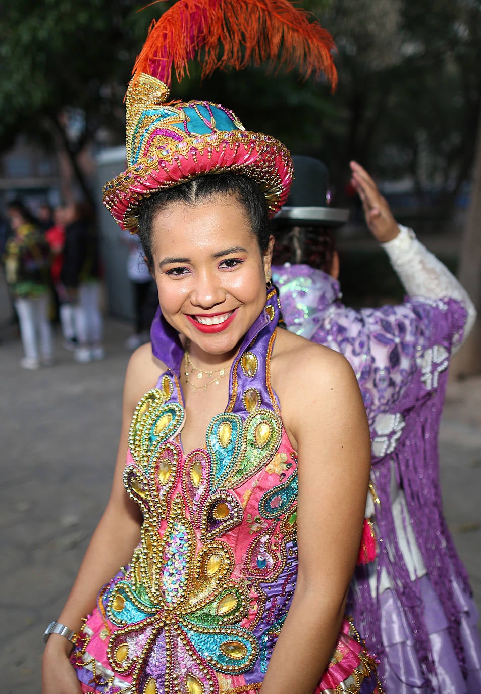 El barrio de Ruzafa, en pleno corazón de Valencia, se ha dejado contagiar de la magia del carnaval para celebrar con vecinos y visitantes una tradición que cumple diez años. Hasta 60 grupos artísticos y colectivos sociales de diferentes países, 17 bandas de música y 30 asociaciones de batucadas han recorrido las calles al ritmo de la música y los bailes. 
