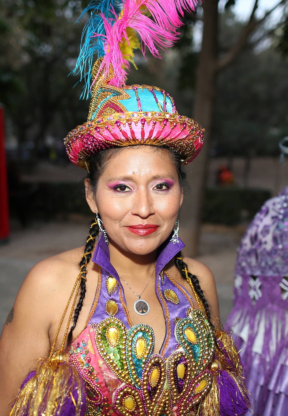 El barrio de Ruzafa, en pleno corazón de Valencia, se ha dejado contagiar de la magia del carnaval para celebrar con vecinos y visitantes una tradición que cumple diez años. Hasta 60 grupos artísticos y colectivos sociales de diferentes países, 17 bandas de música y 30 asociaciones de batucadas han recorrido las calles al ritmo de la música y los bailes. 