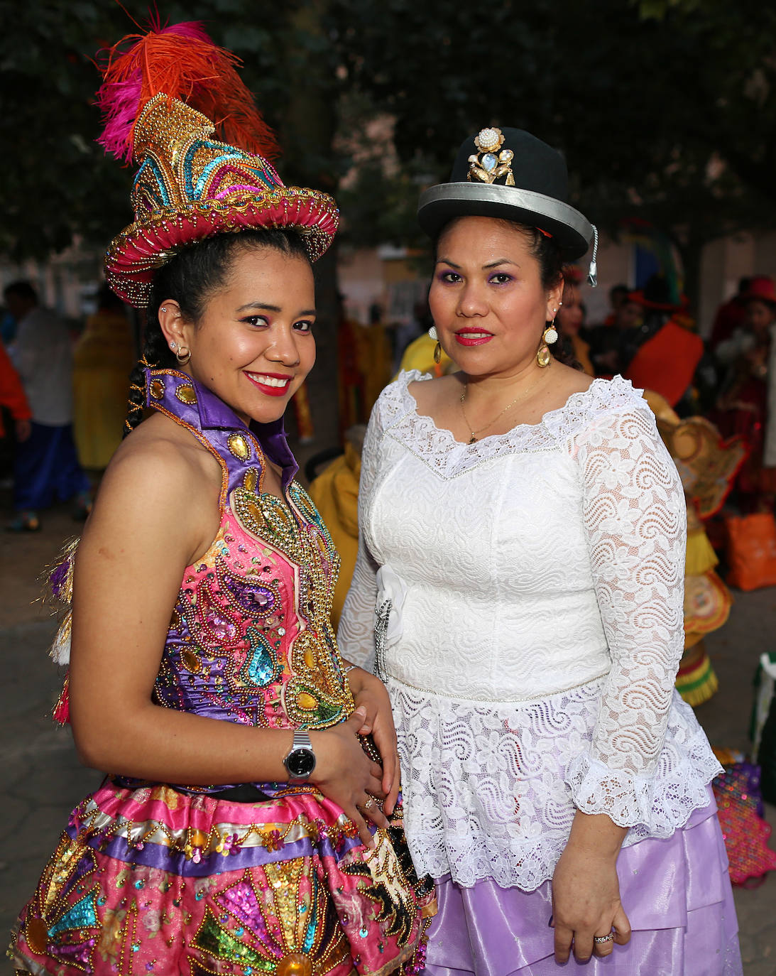 El barrio de Ruzafa, en pleno corazón de Valencia, se ha dejado contagiar de la magia del carnaval para celebrar con vecinos y visitantes una tradición que cumple diez años. Hasta 60 grupos artísticos y colectivos sociales de diferentes países, 17 bandas de música y 30 asociaciones de batucadas han recorrido las calles al ritmo de la música y los bailes. 