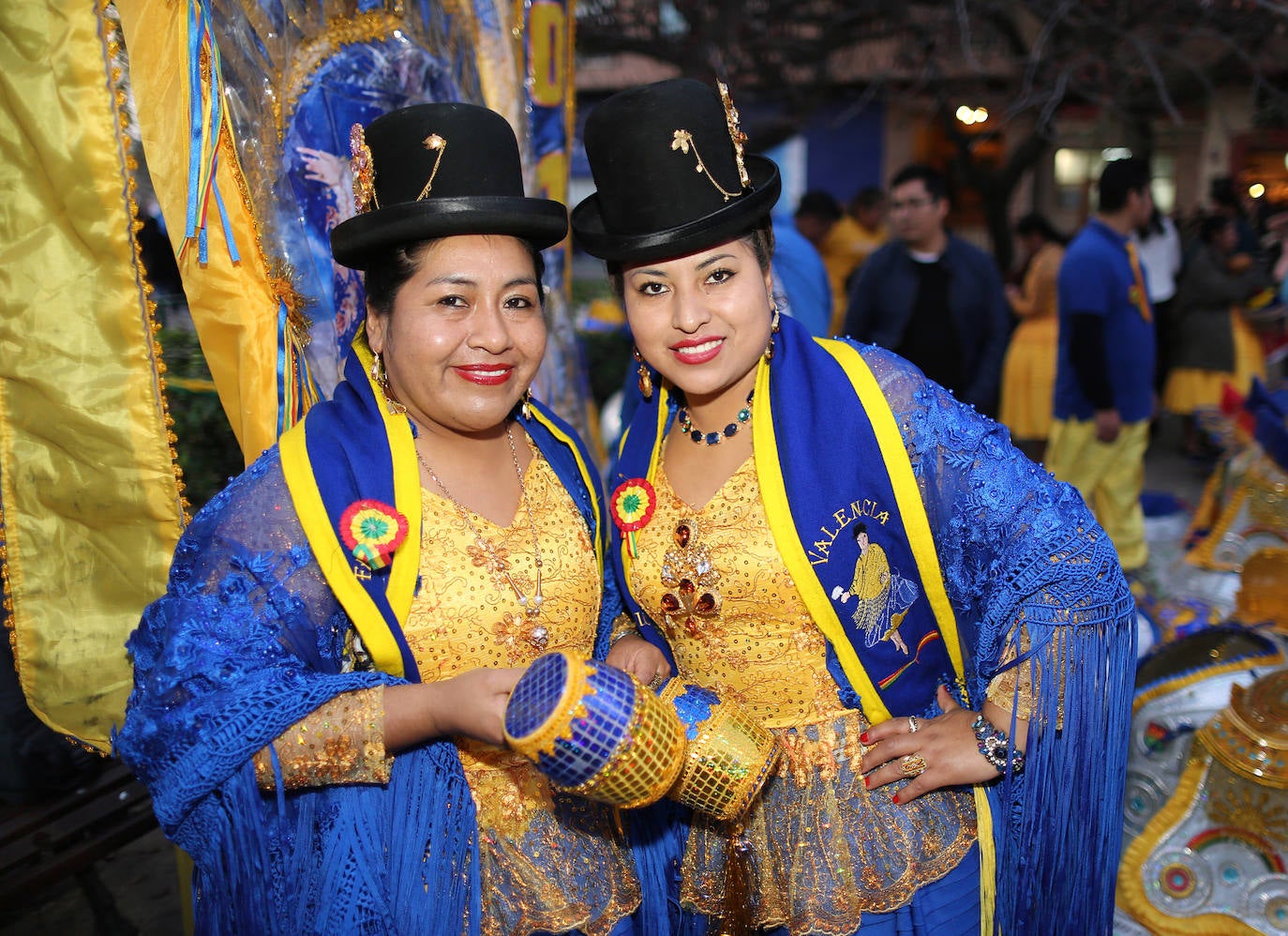 El barrio de Ruzafa, en pleno corazón de Valencia, se ha dejado contagiar de la magia del carnaval para celebrar con vecinos y visitantes una tradición que cumple diez años. Hasta 60 grupos artísticos y colectivos sociales de diferentes países, 17 bandas de música y 30 asociaciones de batucadas han recorrido las calles al ritmo de la música y los bailes. 