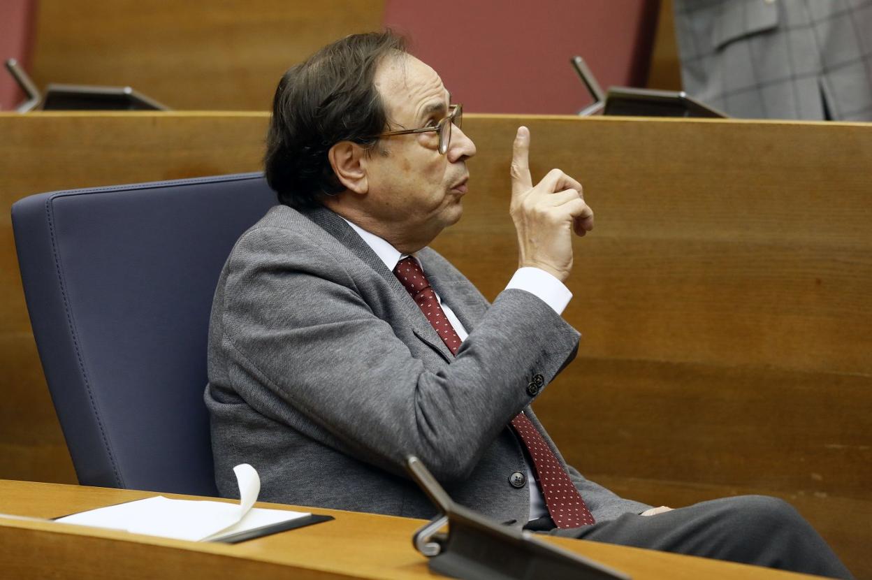 El conseller de Hacienda, Vicent Soler, en su escaño de Les Corts. irene marsilla