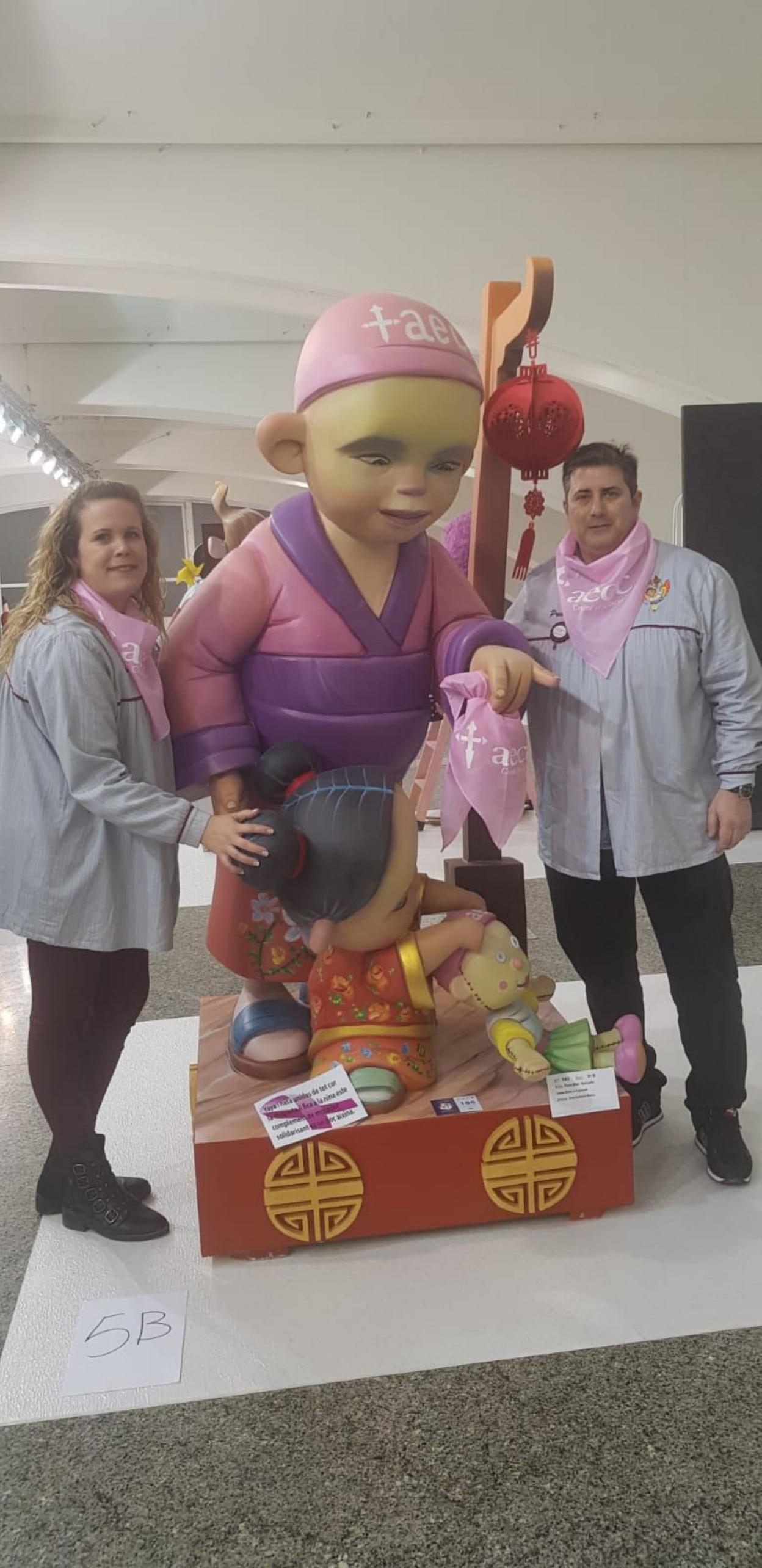 Cristina Castellano y José Luis Lozano, con el ninot de su falla. lp