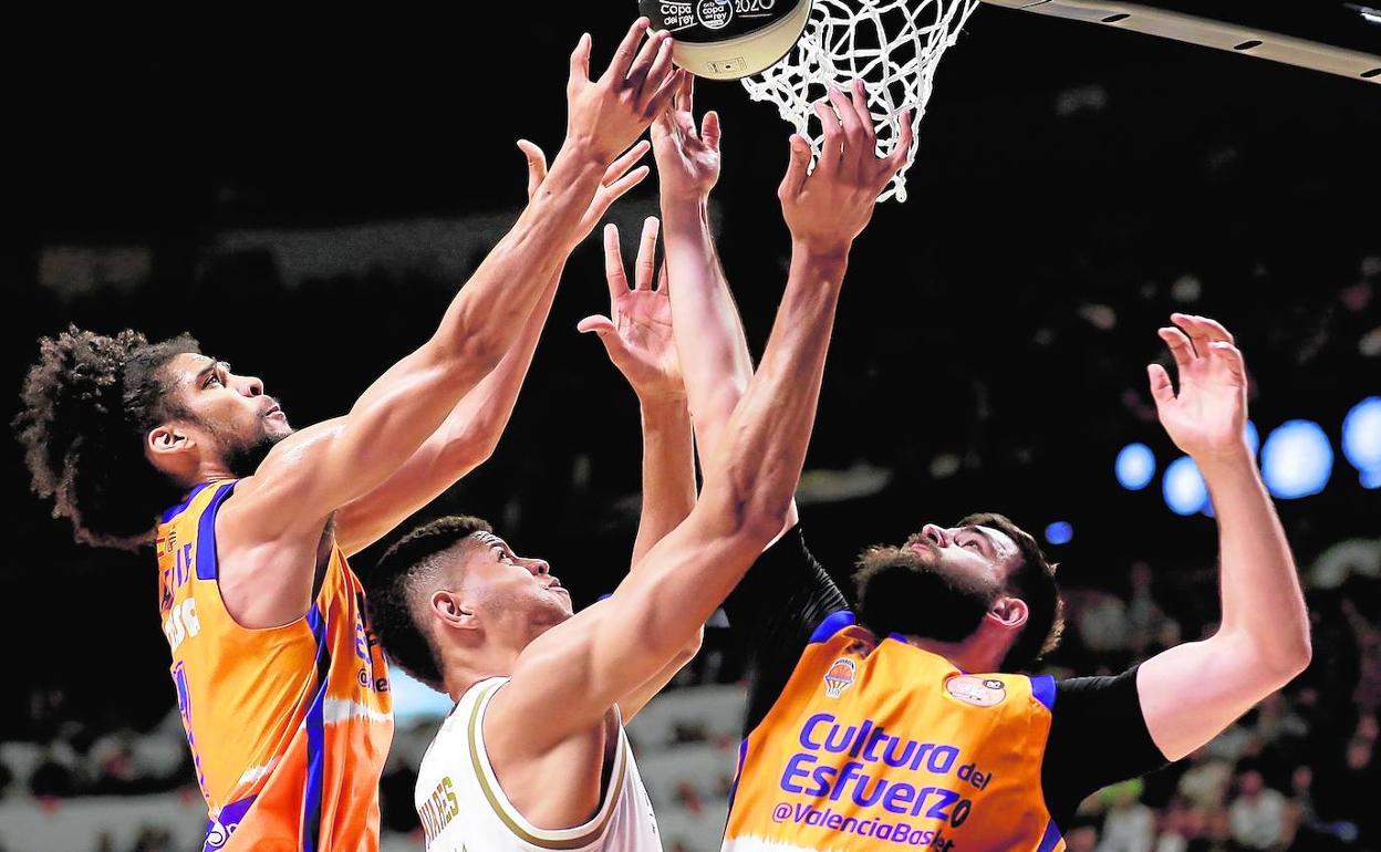 Labeyrie, Tavares y Dubljevic, en pleno esfuerzo.