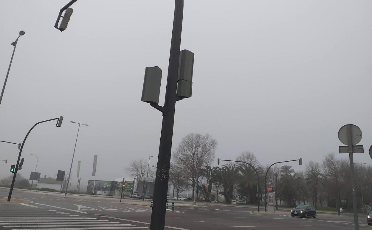 La espesa niebla en el cruce de la nueva Fe en el barrio de Malilla. 