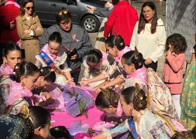 Imagen secundaria 1 - Falleras mayores de Valencia de varias décadas, Carla García y sus compañeras de la corte 2020. 