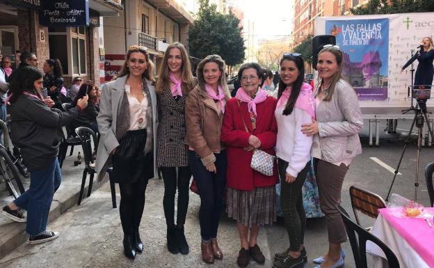 Imagen principal - Falleras mayores de Valencia de varias décadas, Carla García y sus compañeras de la corte 2020. 