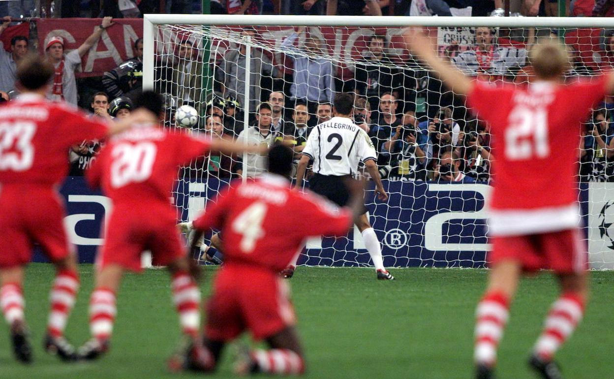 Los futbolistas del Bayern celebran el fallo de Pellegrino que daba la Champions al Bayern