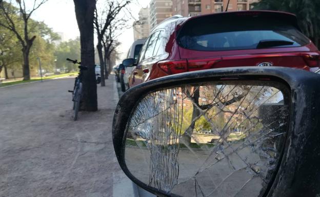 Detenido por causar daños en una veintena de vehículos en la avenida de Blasco Ibáñez en Valencia