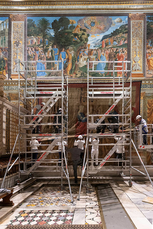 "Una emoción increíble", describe a EFE Alessandra Rodolfo -responsable del departamento de tapices de los Museos Vaticanos- el poder ver estas obras colgadas en el lugar para el que fueron concebidas con sus ganchos originales.