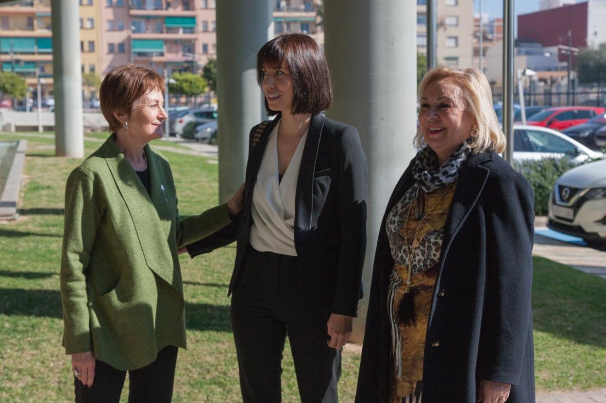 La rectora Mavi Mestre saluda a la alcaldesa Diana Morant y a la edil de Educación, Carmen Fuster. lp