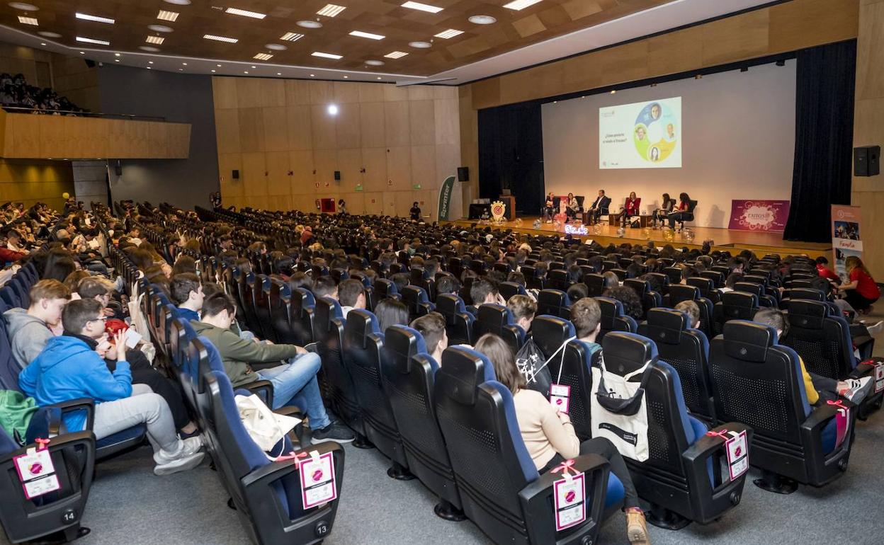 Los jóvenes en el Paraninfo de la Universidad de Alicante durante la mesa redonda. 