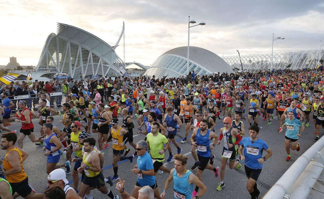 Miles de corredores, durante la salida del maratón de Valencia celebrado el diciembre de 2019.