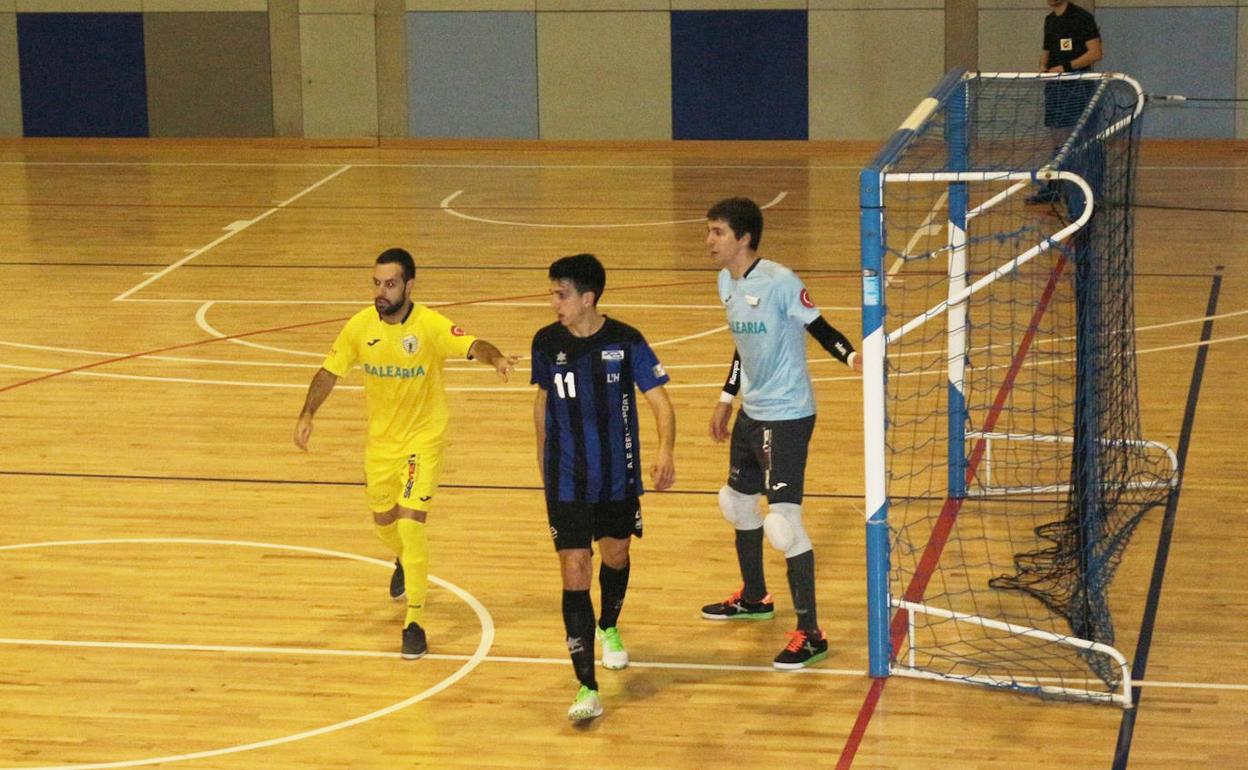 El dianense Juanjo marcando a un jugador del Hospitalet Bellsport. 