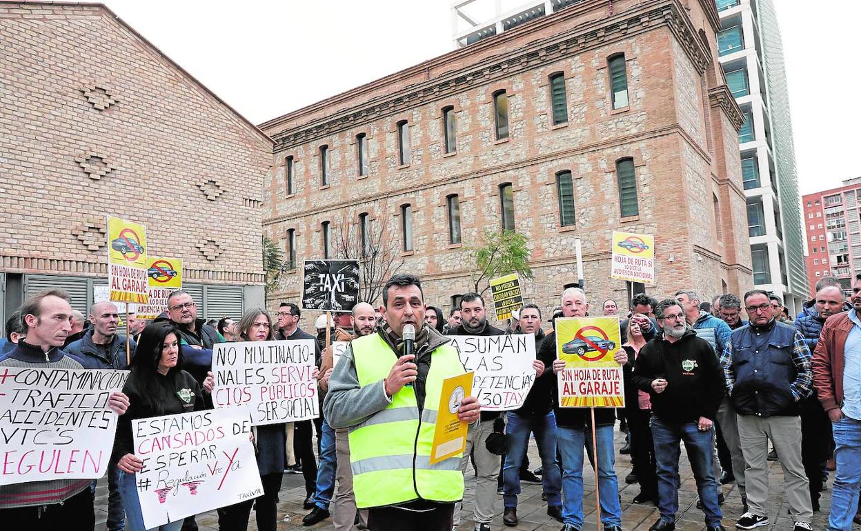 Los taxistas, con los carteles que utilizaron en la concentración frente a la conselleria. 