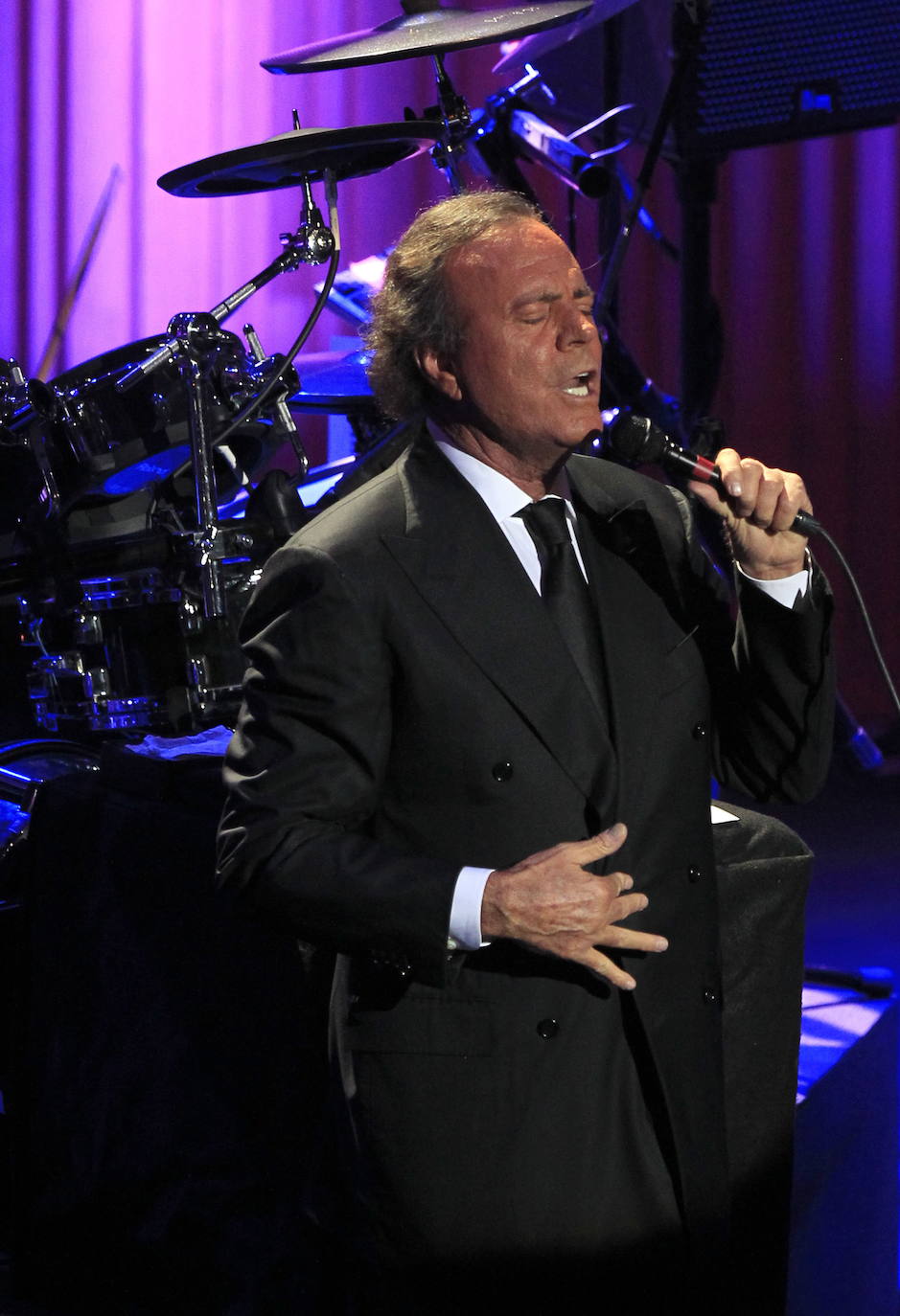 Julio iglesias actuará en Valencia. El cantante español más internacional se suma a los artistas que pasarán por la capital del Turia y recalará en la plaza de toros de la ciudad el 1 de septiembre. Tras más de seis años sin actuar en su España, Iglesias, vuelve con la gira de celebración a sus 50 años de trayectoria musical. Estos son el resto de conciertos previstos para Valencia este 2020: