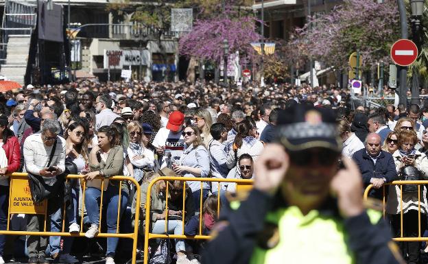 Bicis, patinetes, carros de bebé y maletas, prohibidos en el entorno de la mascletà