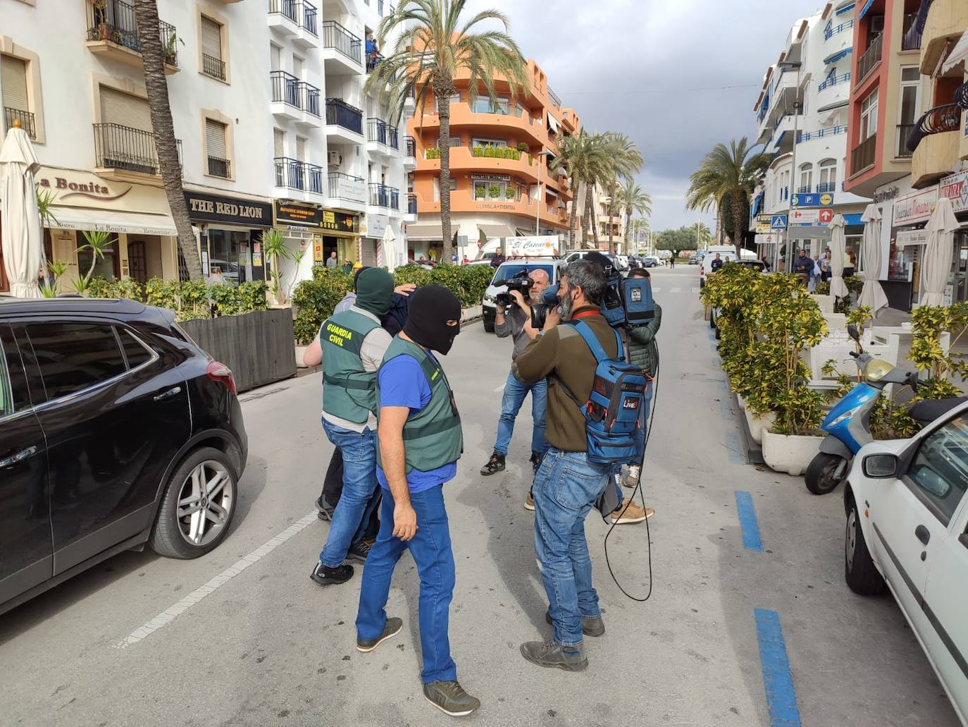 Un ciudadano holandés de 60 años ha sido detenido este martes tras declararse autor del asesinato de su pareja, una mujer de 34 años y nacionalidad rumana, cuyo cadáver fue hallado con cuchilladas en un contenedor de basura en la urbanización La Sabatera, entre los núcleos urbanos de Teulada y Moraira.